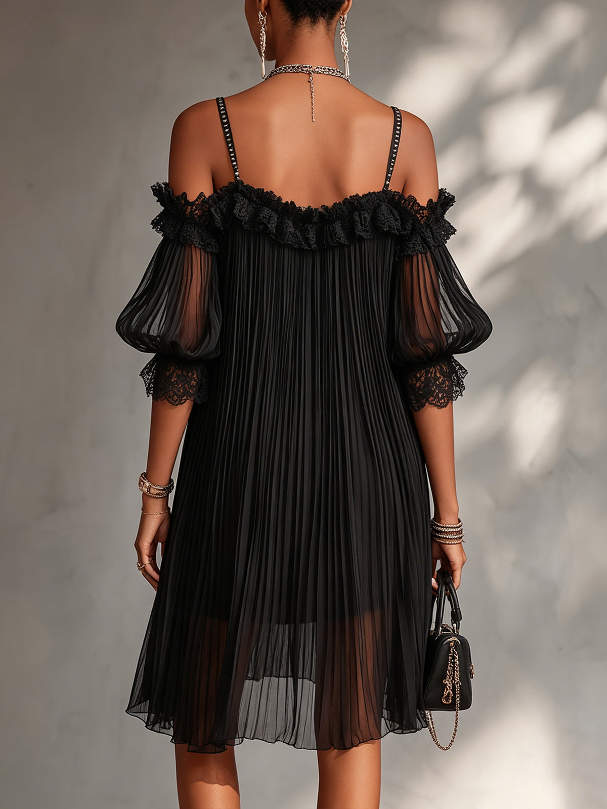 Vittoria · Mini Vestido Negro Hombros Descubiertos con Encaje