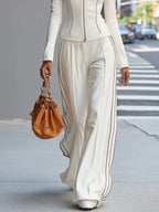 Conjunto de pantalones de pierna ancha con cuello alto y cremallera blanco