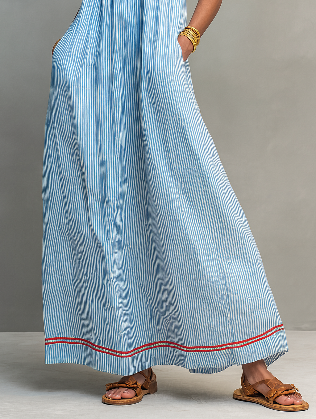 Vestido Maxi Minimalista de Rayas con Ribete Rojo y Tirantes Finos
