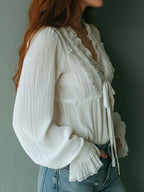 Aitana · Blusa Boho Blanca con Encaje y Volantes