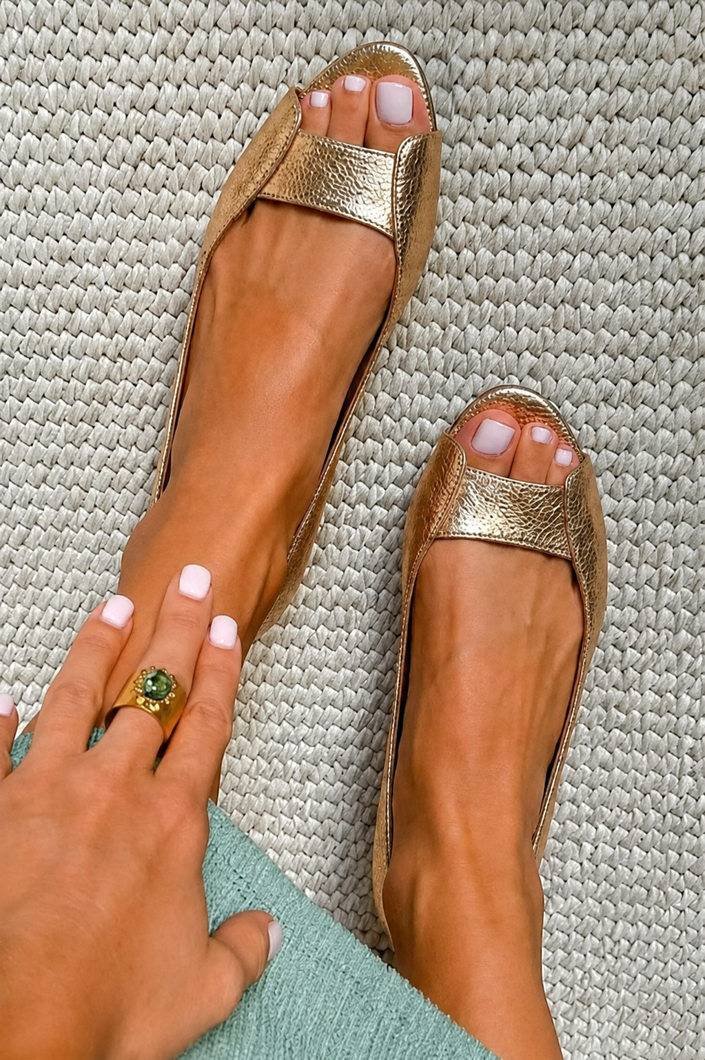 Adelina · Sandalias Doradas Confort Chic