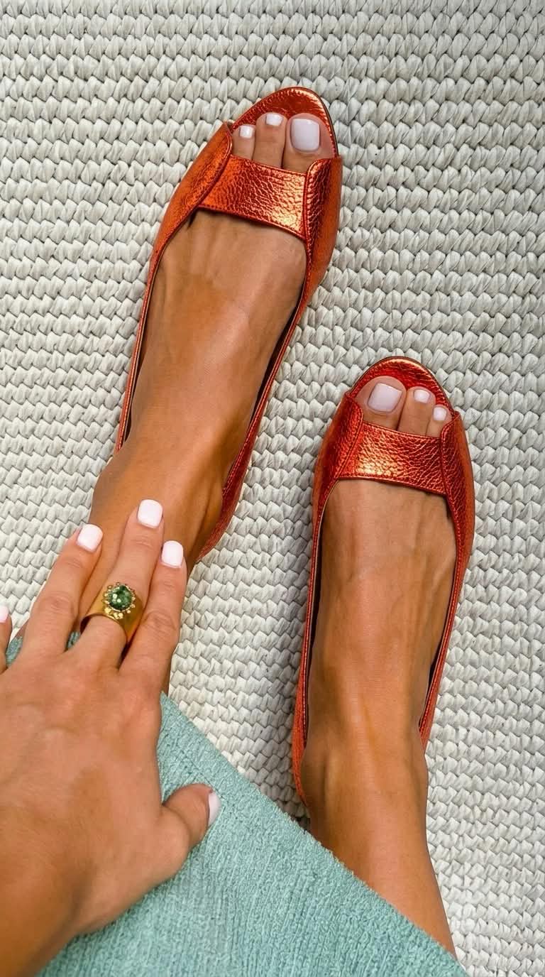 Adelina · Sandalias Doradas Confort Chic
