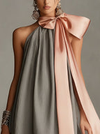 Beatrice · Vestido Mini Gris de Satén con Lazo Rosa y Encaje