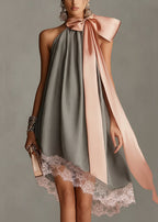Beatrice · Vestido Mini Gris de Satén con Lazo Rosa y Encaje