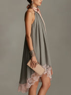 Beatrice · Vestido Mini Gris de Satén con Lazo Rosa y Encaje