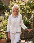 Elvira blusa blanca escote V con ribete bordado azul marino