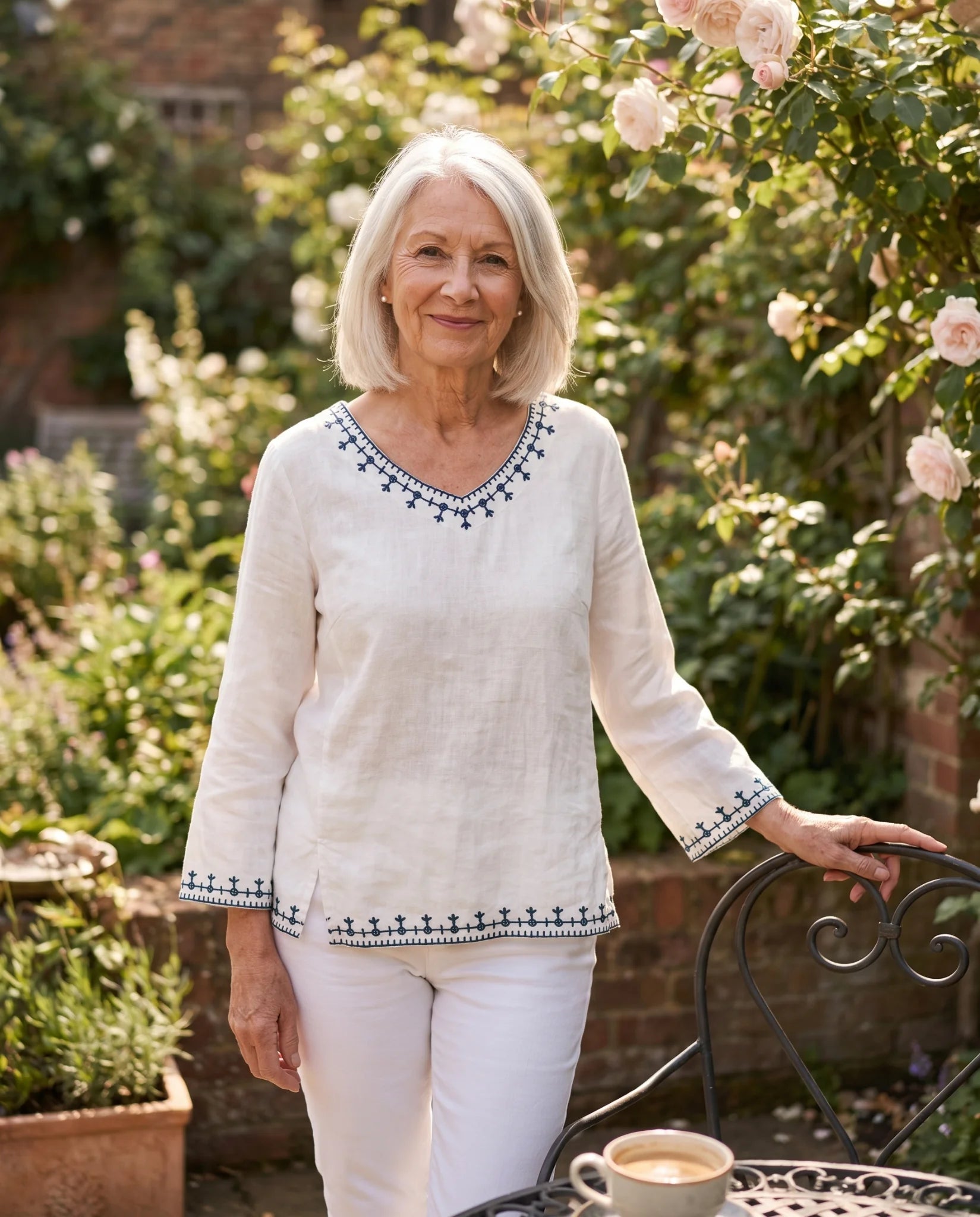 Elvira blusa blanca escote V con ribete bordado azul marino