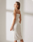 Vestido midi elegante con textura ondulada