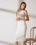 Vestido midi elegante con textura ondulada