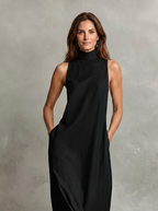 Caterina en negro · plano medio del cuello alto