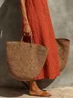 Carmen en rojo · detalle del tejido y la falda