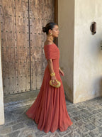 Marcia · Vestido Largo con Hombro Descubierto